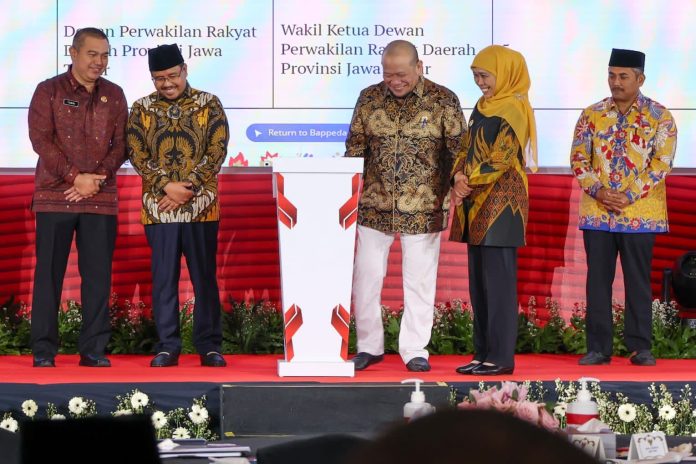 Ketua DPD RI, AA LaNyalla Mahmud Mattalitti memberikan arahan pada acara Musrenbang RKPD Provinsi Jawa Timur di Hotel Shangrila, Surabaya, Kamis (13/4/2023).