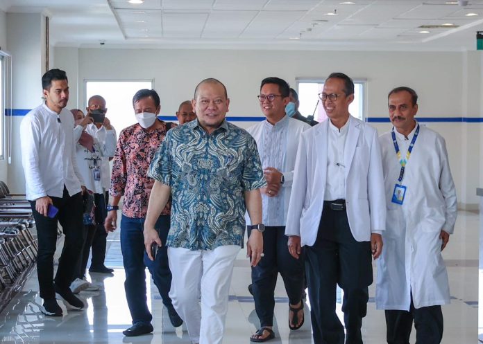Ketua DPD RI, AA LaNyalla Mahmud Mattalitti melakukan pemeriksaan kesehatan di Rumah Sakit Universitas Airlangga Surabaya, Jumat (14/4/2023).