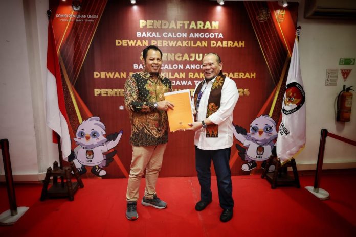 Diringi sholawat dan didampingi ratusan pendukung, AA LaNyalla Mahmud Mattalitti kembali mendaftarkan diri sebagai anggota DPD RI dapil Jawa Timur ke KPUD Jawa Timur, Jumat (5/5/2023).