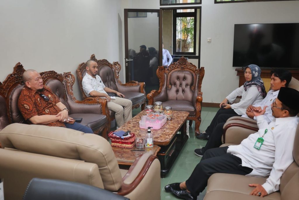 Ketua DPD RI, AA LaNyalla Mahmud Mattalitti mengunjungi Kantor Wilayah Kementerian Agama (Kanwil Kemenag) Jawa Timur, Senin (8/5/2023) untuk mengecek kesiapan penyelenggaraan haji tahun 2023.