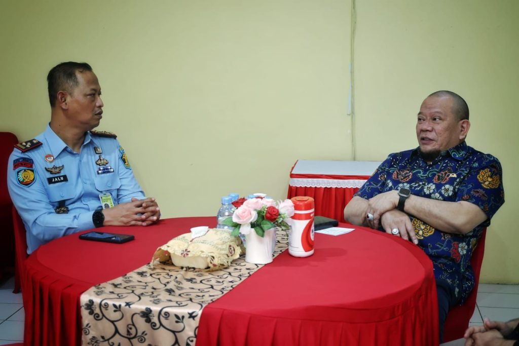 Ketua DPD RI, AA LaNyalla Mahmud Mattalitti mengisi kegiatan resesnya dengan mengunjungi Lapas Kelas I Surabaya yang terletak di Porong, Sidoarjo, Selasa (9/5/2023).