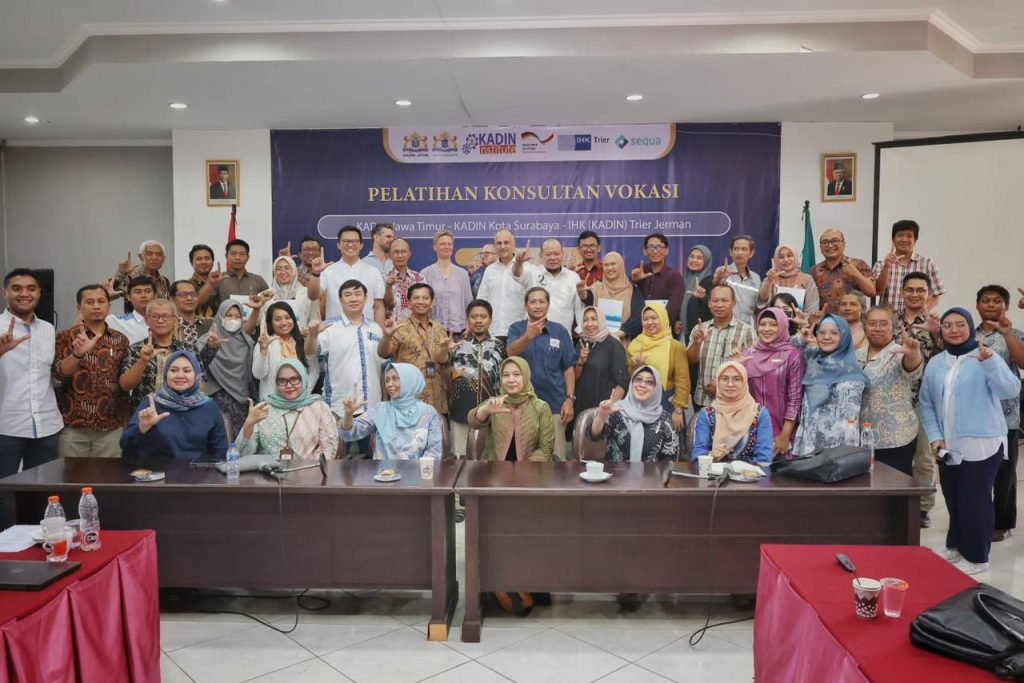 Ketua DPD RI, AA LaNyalla Mahmud Mattalitti menghadiri kegiatan 'Pelatihan Konsultan Vokasi' di Gedung KADIN Institute, Surabaya, Jumat (12/5/2023).