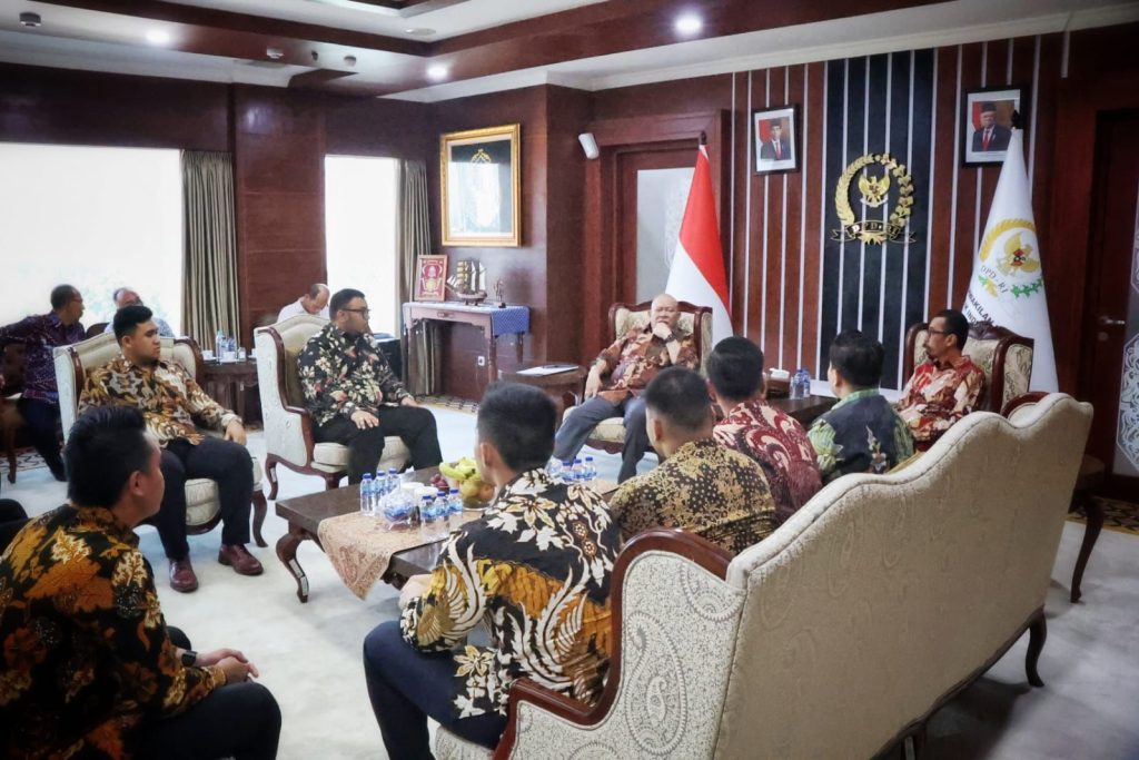 Ketua DPD RI AA LaNyalla Mahmud Mattalitti menerima silaturahmi Alumni SMA Taruna Nusantara di Ruang Ketua DPD RI, Gedung Nusantara III, Komplek Parlemen Senayan, Jakarta, Selasa (23/5/2023).