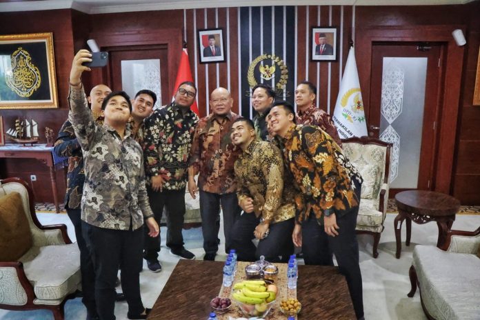 Ketua DPD RI AA LaNyalla Mahmud Mattalitti menerima silaturahmi Alumni SMA Taruna Nusantara di Ruang Ketua DPD RI, Gedung Nusantara III, Komplek Parlemen Senayan, Jakarta, Selasa (23/5/2023).