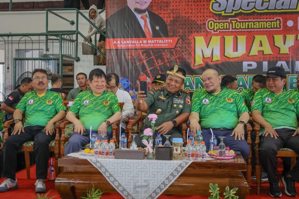 Ketua DPD RI AA LaNyalla Mahmud Matalitti menghadiri Liga Muaythai Seri 3, Piala Pangdam V Brawijaya, di Surabaya, Sabtu (17/6/2023).