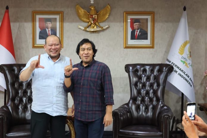 Ketua DPD RI, AA LaNyalla Mahmud Mattalitti didampingi Senator Jawa Barat, Oni Sumarwan alias Oni SOS menerima audiensi komedian Alfiansyah Bustami alias Komeng di kediamannya