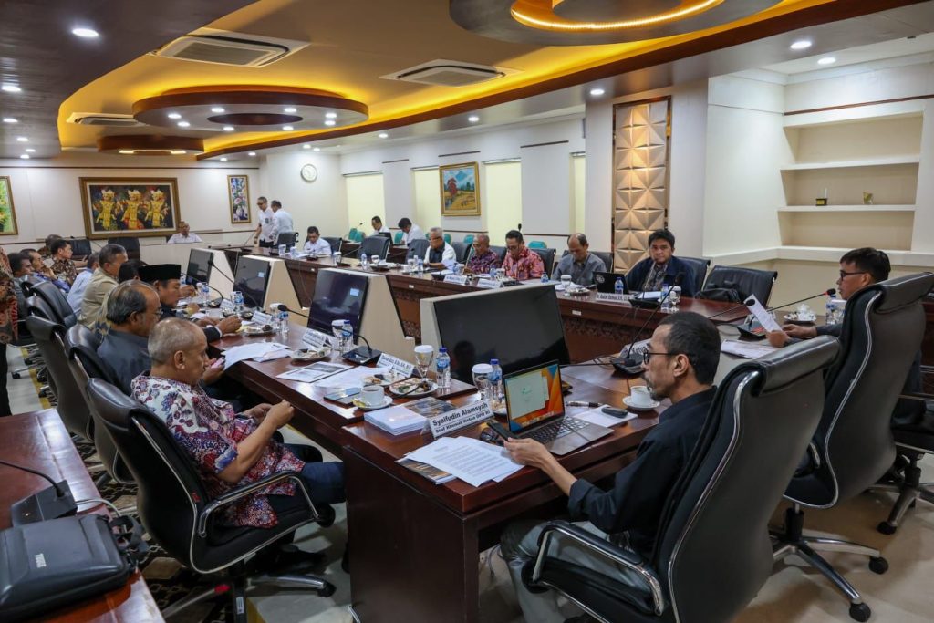 Ketua DPD RI AA LaNyalla Mahmud Mattalitti menghadiri executive brief "Mendorong Lahirnya Konsensus Nasional untuk Kembali kepada Sistem Bernegara Rumusan Pendiri Bangsa, yang diadakan oleh Kelompok DPD RI di MPR dan Komisi Kajian Ketatanegaraan (K3) MPR RI di Kantor DPD RI, Kompleks Senayan Jakarta, Rabu (5/7/2023).