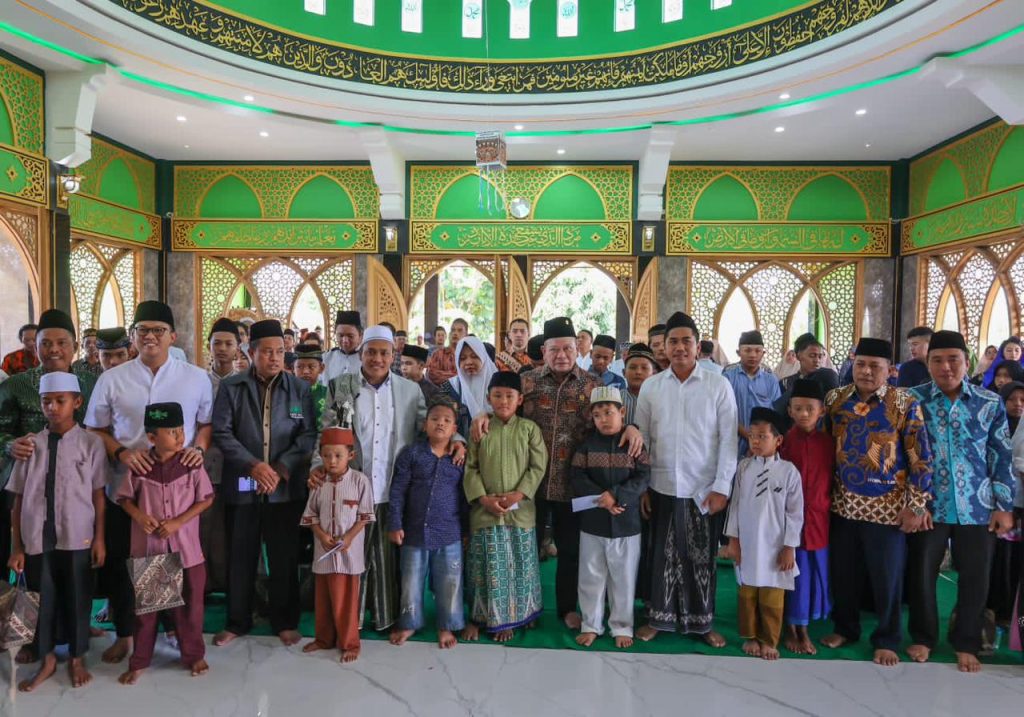 Ketua DPD RI AA LaNyalla Mahmud Mattalitti melakukan kegiatan Sosdap MPR sekaligus meresmikan Masjid Nurul Arif di Krian, Sidoarjo, Minggu (30/7/2023).