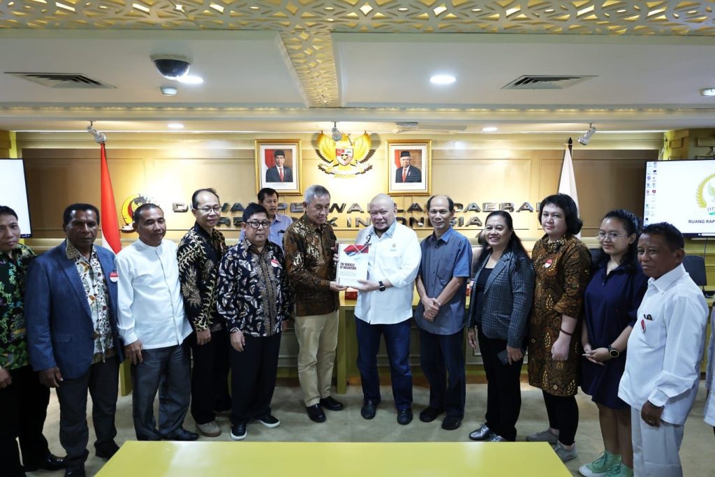 Ketua DPD RI, AA LaNyalla Mahmud Mattalitti menerima aspirasi dari Badan Musyawarah Antar Gereja dan Lembaga Keagamaan Kristen (BAMAG LKK) Indonesia di Ruang Rapat Sriwijaya, Gedung B Komplek Parlemen Senayan, Jakarta, Rabu (9/8/2023).