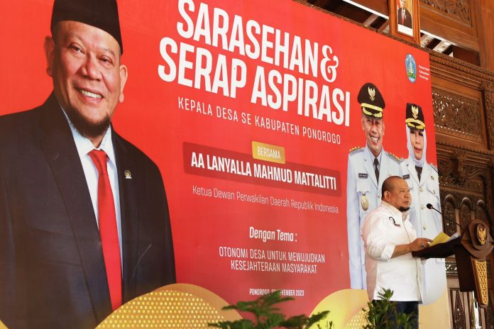 Ketua DPD RI AA LaNyalla Mahmud Mattalitti di acara Sarasehan dan Serap Aspirasi Masyarakat Asosiasi Kepada Desa Kabupaten Ponorogo bertajuk “Otonomi Desa untuk Mewujudkan Kesejahteraan Rakyat”, Rabu (22/11/2023), di Pendopo Kantor Bupati Ponorogo, Jawa Timur.