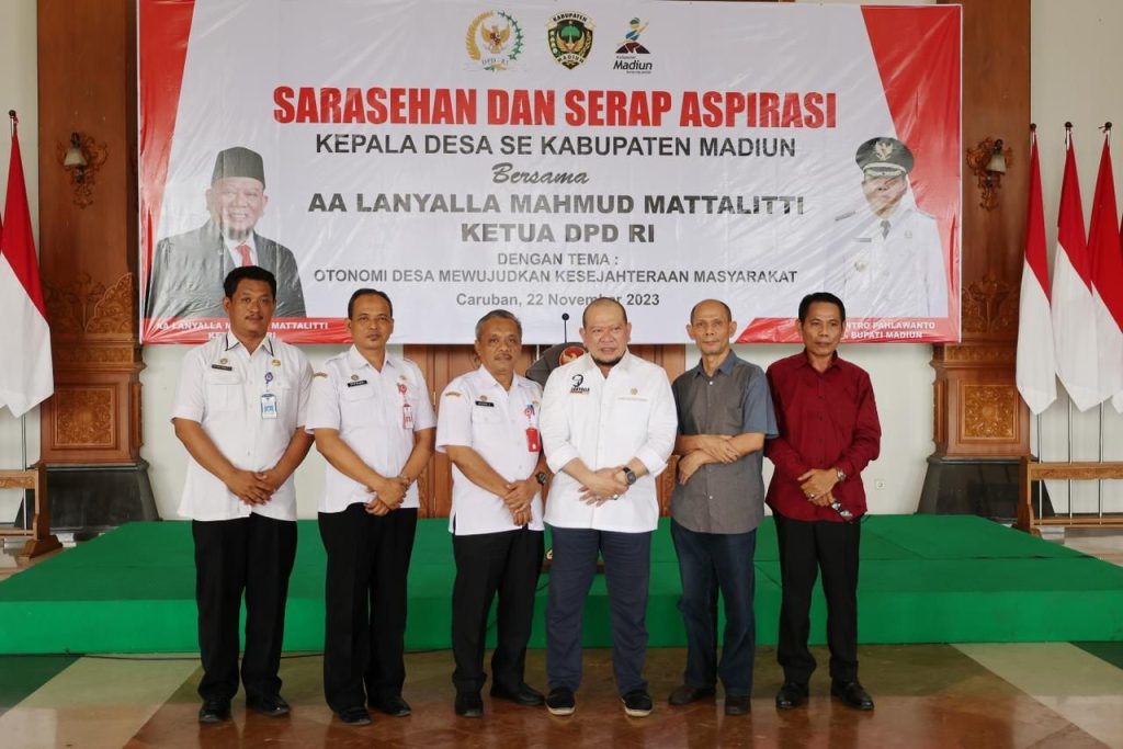 Ketua DPD RI AA LaNyalla Mahmud Mattalitti saat hadir di acara "Sarasehan dan Serap Aspirasi Masyarakat Asosiasi Kepala Desa Kabupaten Madiun" bertajuk "Otonomi Desa untuk Mewujudkan Kesejahteraan Rakyat", Rabu (22/11/2023), di Kantor Bupati Madiun.