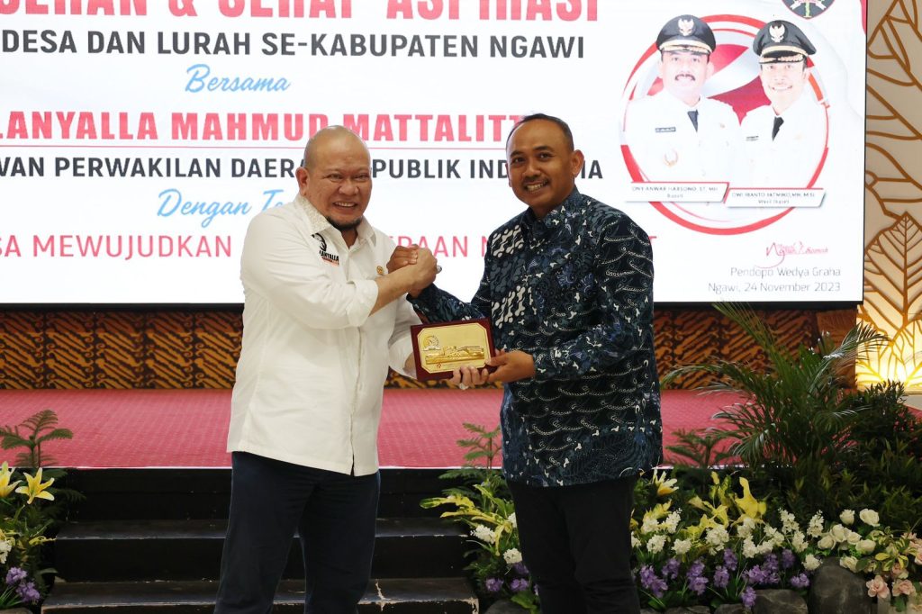 Ketua DPD RI AA LaNyalla Mahmud Mattalittti di acara Sarasehan dan Serap Aspirasi Masyarakat Asosiasi Kepala Desa Kabupaten Ngawi dengan tema "Otonomi Desa untuk Mewujudkan Kesejahteraan Rakyat", di Pendopo Widya Graha Bupati Ngawi, Jumat (24/11/2023).