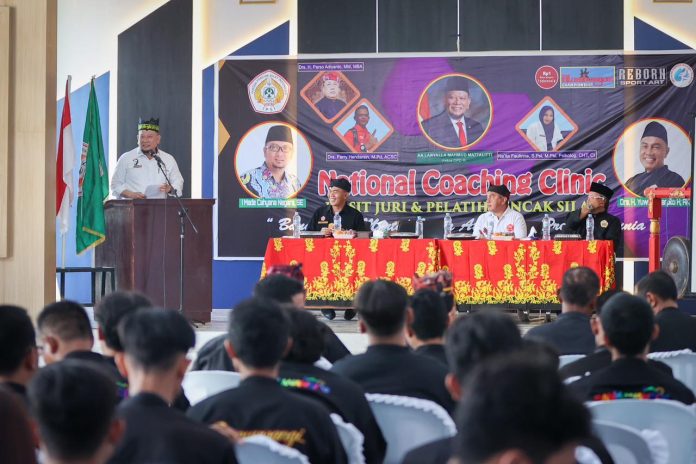 Ketua DPD RI, AA LaNyalla Mahmud Mattalitti membuka National Coaching Clinic Wasit, Juri dan Pelatih Pencak Silat 2023 yang diselenggarakan oleh IPSI Banyuwangi dan Blambangan National Championship di Aula Kantor Kecamatan Giri Banyuwangi, Jawa Timur, Rabu (13/12/2023).