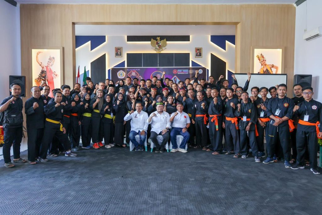 Ketua DPD RI, AA LaNyalla Mahmud Mattalitti membuka National Coaching Clinic Wasit, Juri dan Pelatih Pencak Silat 2023 yang diselenggarakan oleh IPSI Banyuwangi dan Blambangan National Championship di Aula Kantor Kecamatan Giri Banyuwangi, Jawa Timur, Rabu (13/12/2023).