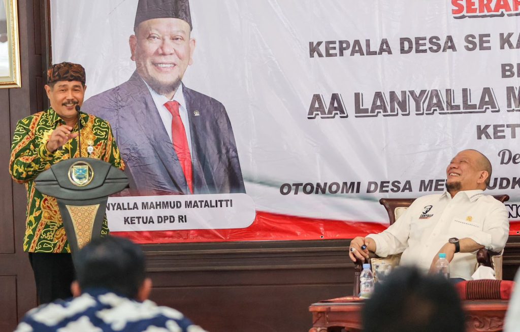 Ketua DPD RI, AA LaNyalla Mahmud Mattalitti menyampaikan pidato pada acara Sarasehan dan Serap Aspirasi ratusan kepala desa yang tergabung dalam Asosiasi Kepala Desa (AKD) se-Kabupaten Probolinggo, Jawa Timur di Pendopo Prasaja Ngesti Wibawa Rumah Dinas Bupati Probolinggo, Jumat (15/12/2023).