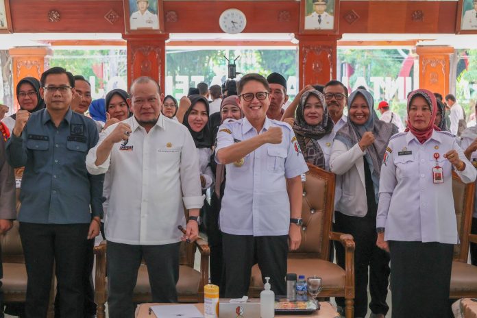 Ketua DPD RI, AA LaNyalla Mahmud Mattalitti bertemu ratusan kepala desa yang tergabung dalam Asosiasi Kepala Desa (AKD) Kabupaten Bojonegoro pada kegiatan resesnya yang diselenggarakan di Pendopo Kantor Bupati Bojonegoro, Rabu (20/12/2023).