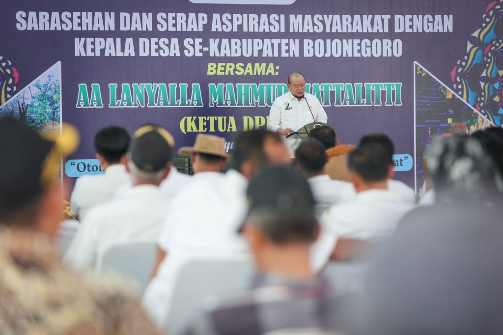 Ketua DPD RI, AA LaNyalla Mahmud Mattalitti bertemu ratusan kepala desa yang tergabung dalam Asosiasi Kepala Desa (AKD) Kabupaten Bojonegoro pada kegiatan resesnya yang diselenggarakan di Pendopo Kantor Bupati Bojonegoro, Rabu (20/12/2023).