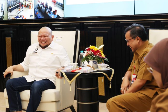 Ketua DPD RI AA LaNyalla Mahmud Mattalitti mengunjungi Pemerintah Kota Surabaya, di Balaikota Surabaya, Senin (08/01/2024) guna memperoleh masukan-masukan dan aspirasi yang strategis terkait dengan materi muatan revisi UU Pemda.