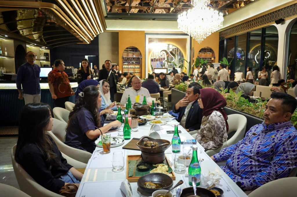 Ketua DPD RI AA LaNyalla Mahmud Mattalitti berbuka bersama beberapa Senator yang baru terpilih dalam Pemilu 2024 di Restoran Parle, Senayan, Jakarta, Jumat (22/3/2024).