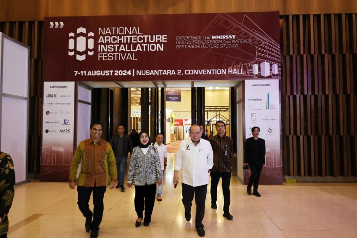 Ketua DPD RI, AA LaNyalla Mahmud Mattalitti penyampaikan sambutan pada acara Indonesia Smart Nation Award (ISNA) 2024 yang diselenggarakan di ICE-BSD City, Tangerang, Banten, Kamis malam, (8/8/2024).