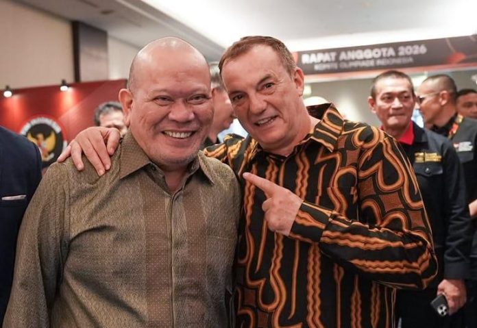 Ketua Umum PBMI AA LaNyalla Mahmud Mattalitti bersama Sekretaris Jenderal IFMA Stephan Fox dalam Rapat Anggota Komite Olahraga Indonesia (KOI) di Jakarta (9/5/2026).